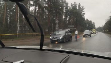 Во Всеволожске на перекрестке Колтушского шоссе и Торгового проспекта в результате аварии перевернулась машина