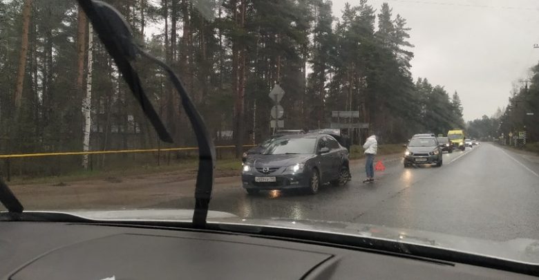 Во Всеволожске на перекрестке Колтушского шоссе и Торгового проспекта в результате аварии перевернулась машина