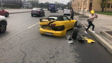 На проспекте Стачек, напротив памятника Кирову, развалилась гоночная Хонда S2000. Отлетевшим осколком разбилось стекло…