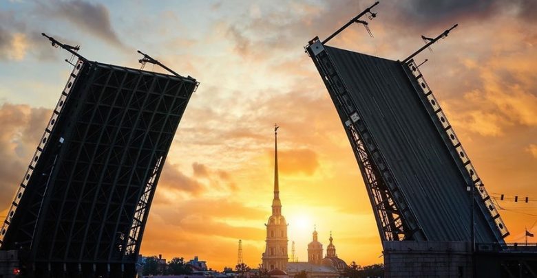 Дворцовый мост и Петропавловская крепость Фото: andrei_mikhailov