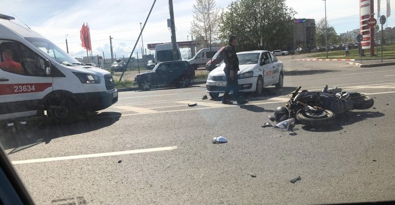 На перекрестке Комендантского и Шуваловского таксист сбил мотоциклиста. Скорая стоит, пилота не видно. Мот…