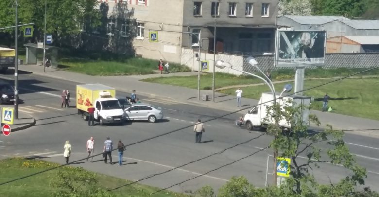 4 автомобиля столкнулись на перекрёстке Бабушкина и Шелгунова