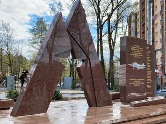 На въезде во Всеволожск появился памятник летчикам и "Дом Авиаторов"