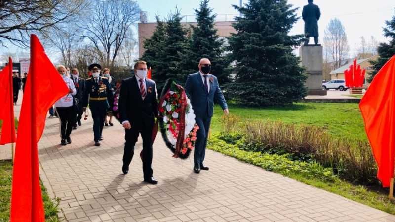 К воинским мемориалам в Ленобласти возложили венки и цветы