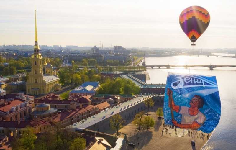 Воздушный шар поднял в небо над Петербургом баннер "Зенита" в честь 95-летия клуба