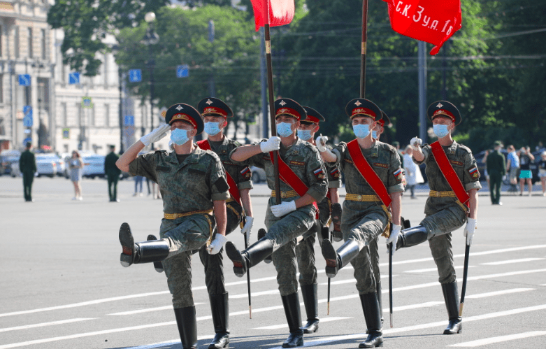 Большинство россиян хотят посмотреть парад Победы по телевизору