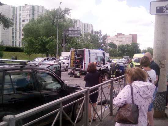 Водитель Audi погиб в массовом ДТП на проспекте Стачек