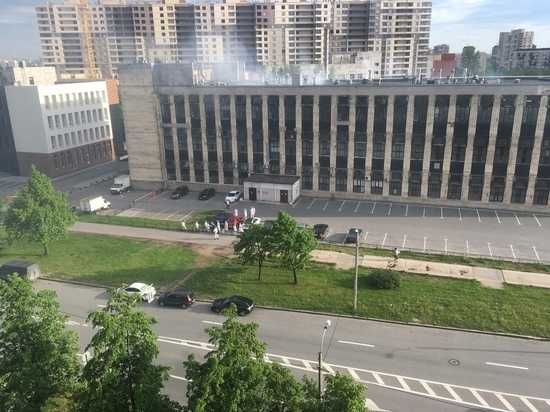 Спасатели потушили пожар на хлебозаводе в Петербурге