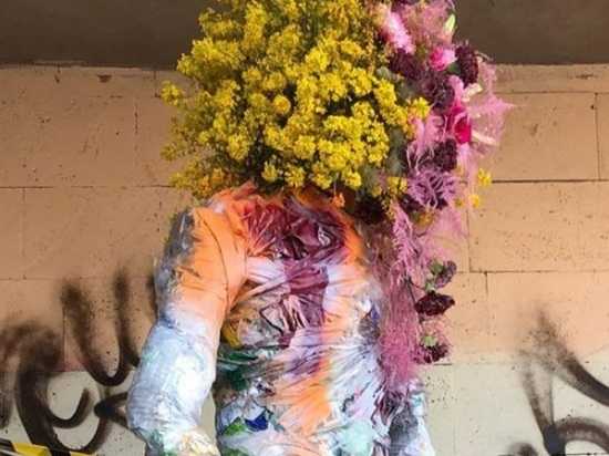 Петербургские флористки создали однодневный объект из цветов и мусора