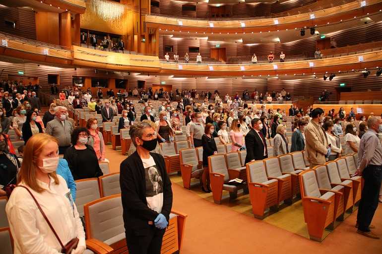 Концерт для медиков в Мариинском театре начали с минуты молчания