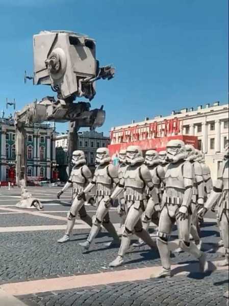 В Параде Победы в Петербурге приняли участие штурмовики из "Звездных войн"