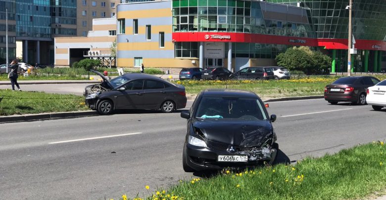 Серьёзная авария на варшавской улице между Бассейной и Кузнецовской, столкнулись 3 автомобиля