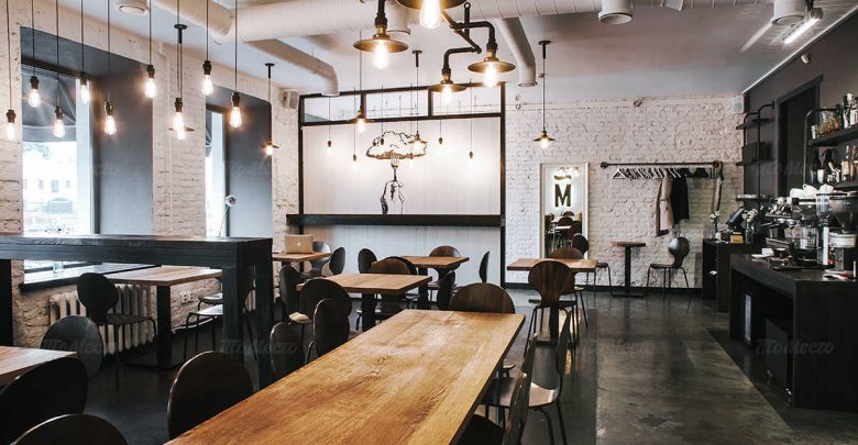 Роспотребнадзор рекомендует кафе и ресторанам установить столики на расстоянии не менее 1,5 метров друг…
