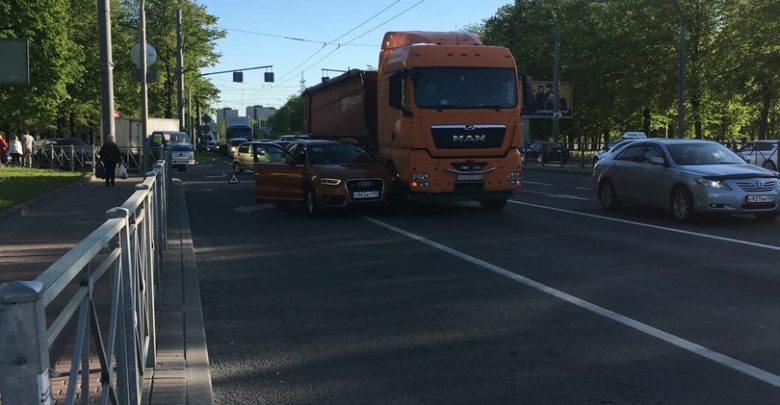 Ауди подлезла под грузовик на Пискарёвском, перед Бестужевской, из ряда только направо, чтобы проехать…