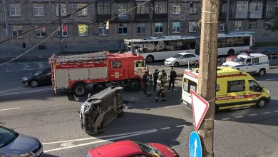 Перевернулась машина на Ивановской 30, сьезд с путепровода в сторону Володарского моста