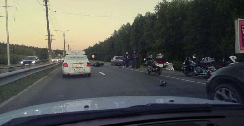 В Сестрорецке на Приморском шоссе сбили мотоциклиста. Все живы