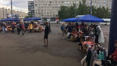 Закрытие торговых центров не мешает развитию уличной торговли у метро «Дыбенко». Количество палаток и…