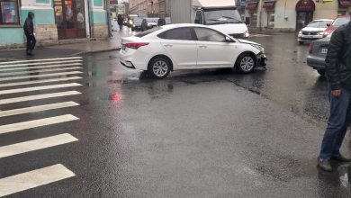 Сегодня в 12:30 на пересечении Вознесенского проспекта и Казанской столкнулись такси и БМВ. Водитель…
