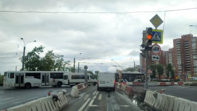 На пересечении проспекта Маршала Жукова и Ветеранов не работает светофор. Хвост с моста в…