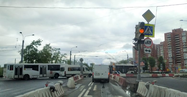 На пересечении проспекта Маршала Жукова и Ветеранов не работает светофор. Хвост с моста в…
