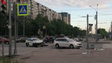 Встретились два такси на перекрестке Ленинского и улицы Доблести
