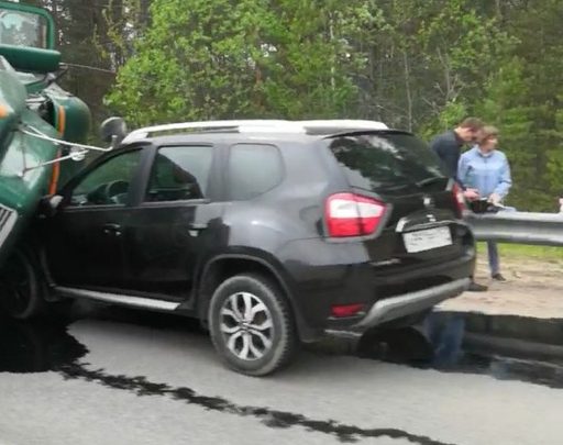 В Лодейнопольском районе Ленинградской области фура не справилась с управлением на повороте и прилегла…