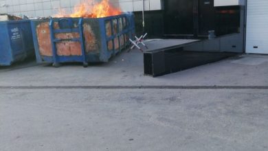 На Ефимова у дома 4 горит мусорный контейнер стоящий в плотную к зданию. 112…