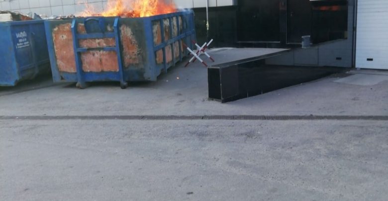 На Ефимова у дома 4 горит мусорный контейнер стоящий в плотную к зданию. 112…