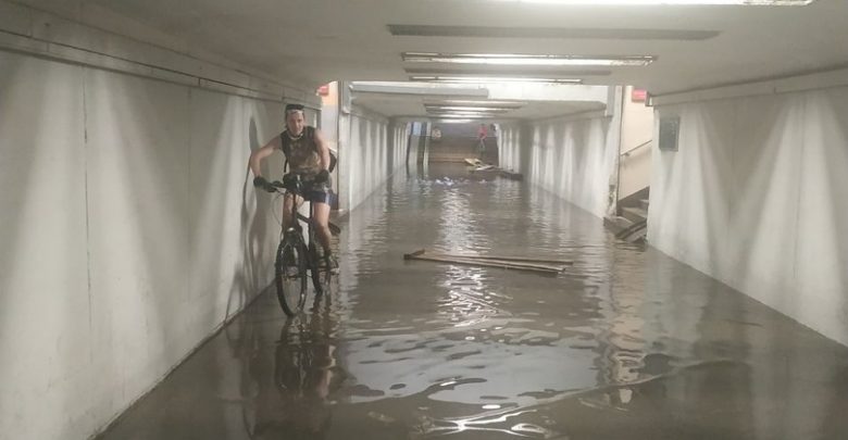 Сегодня залило переход станции Проспект славы) Кто на велосипедах, преодолевали потоп без проблем