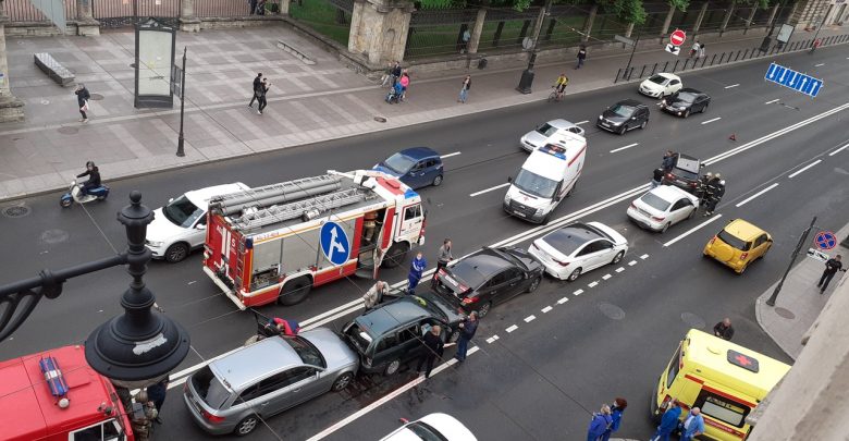 На Московском, 41 напротив Олимпии какая то большая авария из 6 машин — главное…