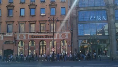 На Невском проспекте образовалась многометровая очередь в магазин одежды Zara. Внутрь пускают до 8…