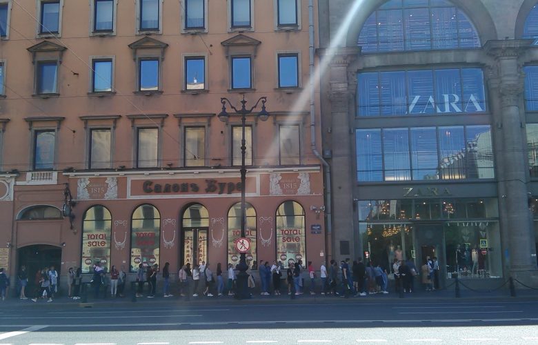 На Невском проспекте образовалась многометровая очередь в магазин одежды Zara. Внутрь пускают до 8…
