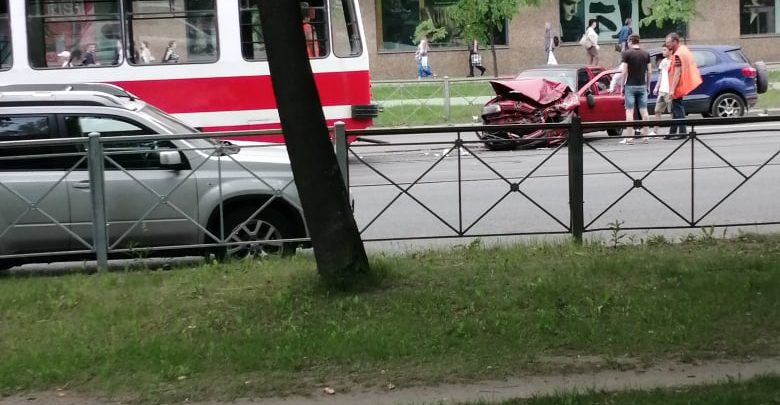 Авария на трамвайных путях на проспекте Науки в сторону Академической. Авария вроде как без…