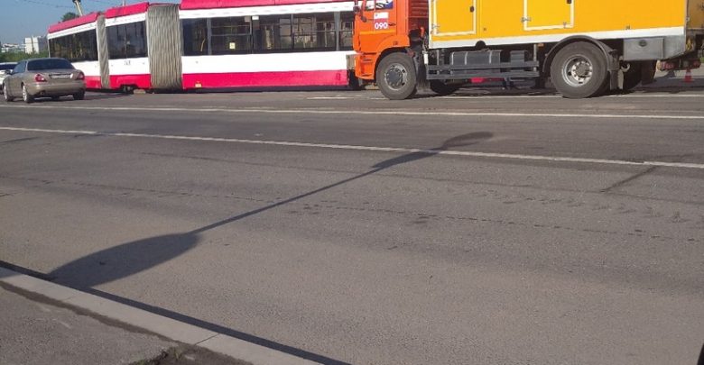 На повороте, где выезд из Кудрово на Солидарности, трамвай сошел с рельсОВ, в сторону…