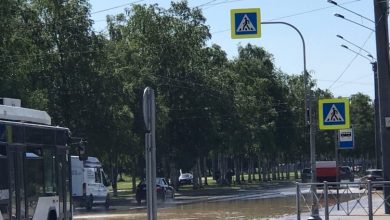 Небольшое наводнение на пересечении Светлановского и Луначарского. На место оперативно выехала аварийная бригада «Водоканал…