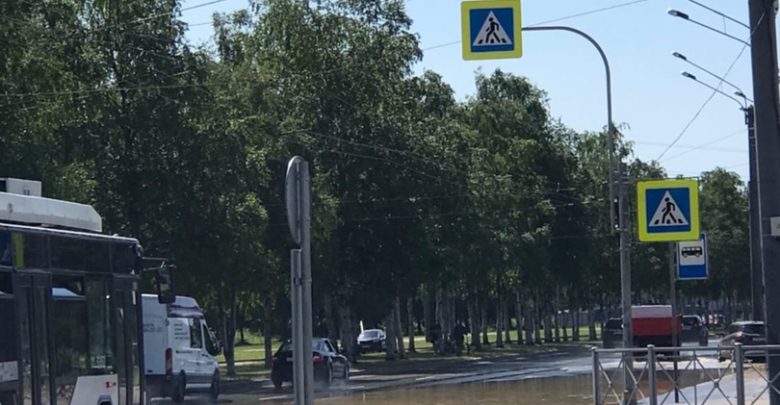 Небольшое наводнение на пересечении Светлановского и Луначарского. На место оперативно выехала аварийная бригада «Водоканал…