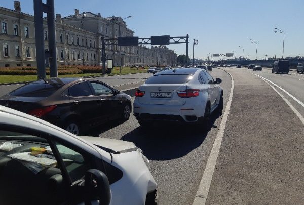 23 июня на Пироговской набережной у въезда Литейный мост в 9:40 водитель БМВ подрезал…