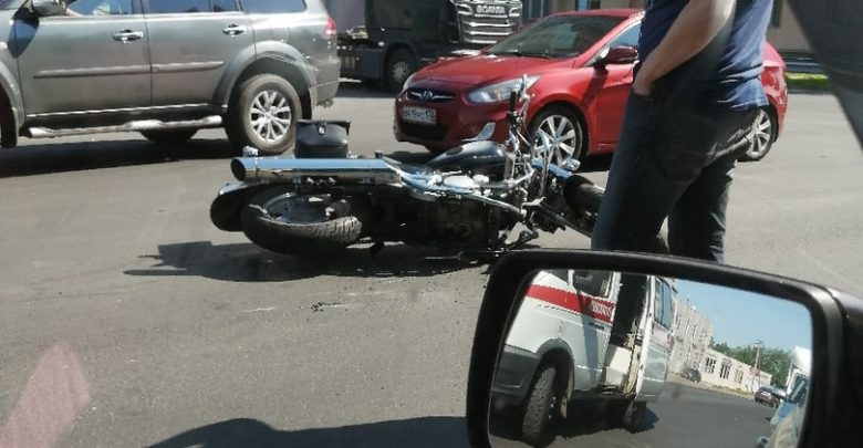 Мотоциклист объежзал пробку посередине по Главной улице в Девяткино и вылетел во встречную машину…