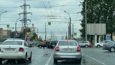 Стоят на трамвайных путях, мешают Чижику и автомобилям по перекрестку Индустриального и Ириновского проспектов