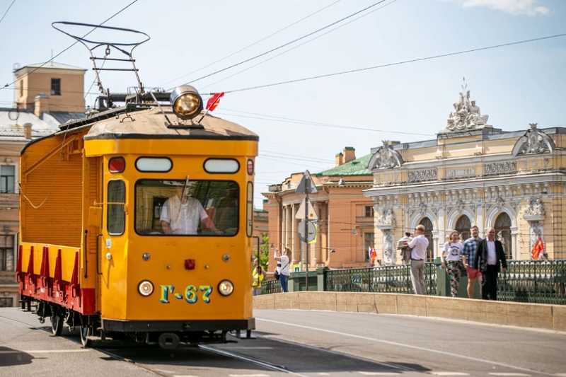 В Петербурге прошел «Парад трамваев Победы»