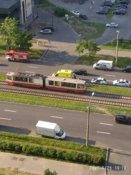 Трамвай сбил пешехода на улице Ильюшина
