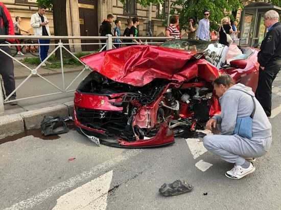 Водитель такси погиб в ДТП с Ferrari на Петроградской стороне