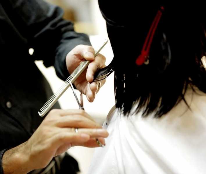 Салон красоты на Дыбенко оштрафовали за стрижку в пандемию