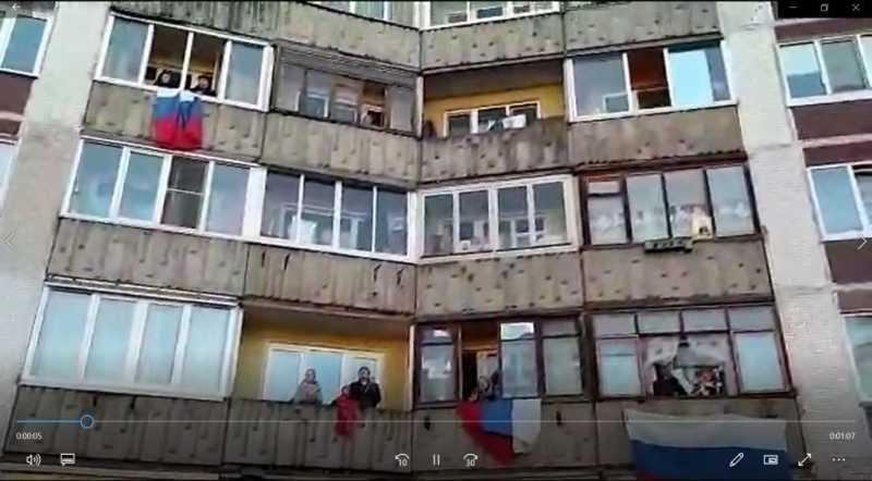 Ленинградцы будут петь гимн со своих балконов в День России