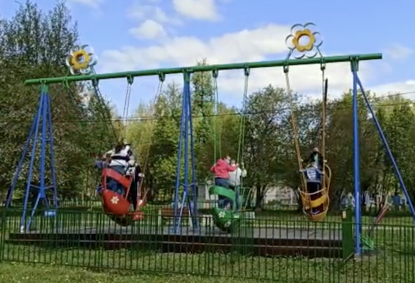 В Волхове в парк после реставрации вернулись советские "качели-лодочки"