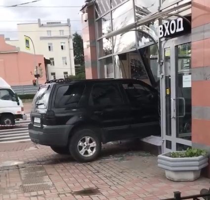 Автомобиль Ford Escape врезался в кафе на Лесном проспекте у станции метро «Выборгская», водитель…