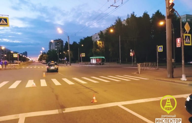 Таксист сбил глухонемую, которая переходила на красный свет Светлановский проспект у дома 95 В…