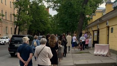 Ботанический сад в Петербурге открылся с очередями. К кассам допускалось ограниченное количество людей