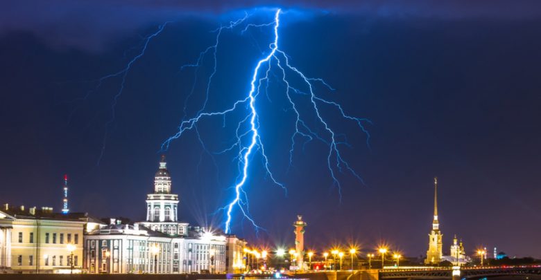 По прогнозу синоптиков, в конце недели, 5 июля, жителей Петербурга ждут дожди с молнией…