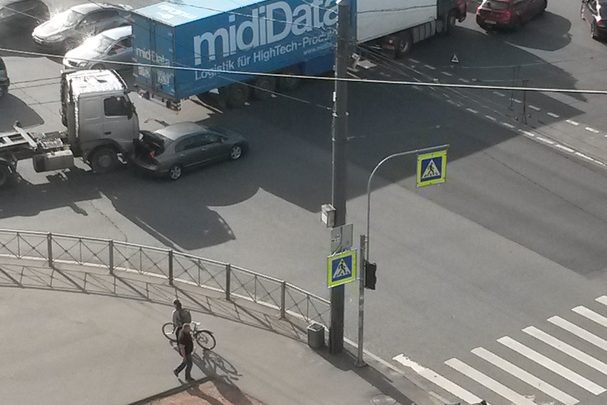 На перекрестке Ленинского и Кубинской 2 легковые попали под 2 грузовика. Сначала красная БМВ…